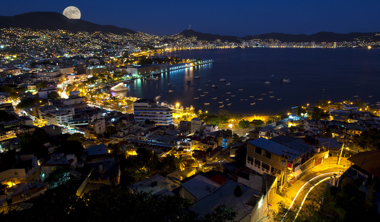 Acapulco de Noche: La Experiencia que Comienza al Atardecer